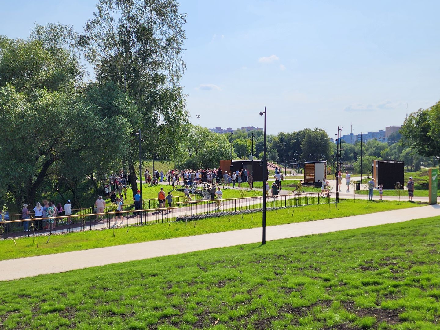 чехов, улица береговая, набережная реки теребенка, день любви семьи и верности, праздник, благоустройство, реконструкция, глава округа михаил собакин, обновление набережной, пешеходные дорожки, детские и спортивные площадки, озеленение, зоны отдыха, госпрограмма московской области, формирование комфортной городской среды,праздничная программа, торжественное открытие,