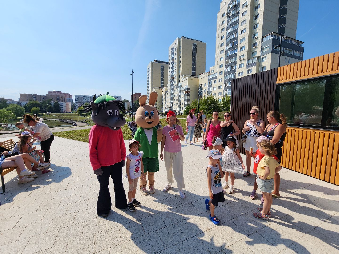 чехов, улица береговая, набережная реки теребенка, день любви семьи и верности, праздник, благоустройство, реконструкция, глава округа михаил собакин, обновление набережной, пешеходные дорожки, детские и спортивные площадки, озеленение, зоны отдыха, госпрограмма московской области, формирование комфортной городской среды,праздничная программа, торжественное открытие,