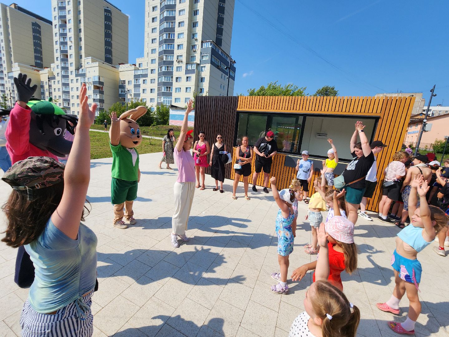 чехов, улица береговая, набережная реки теребенка, день любви семьи и верности, праздник, благоустройство, реконструкция, глава округа михаил собакин, обновление набережной, пешеходные дорожки, детские и спортивные площадки, озеленение, зоны отдыха, госпрограмма московской области, формирование комфортной городской среды,праздничная программа, торжественное открытие,