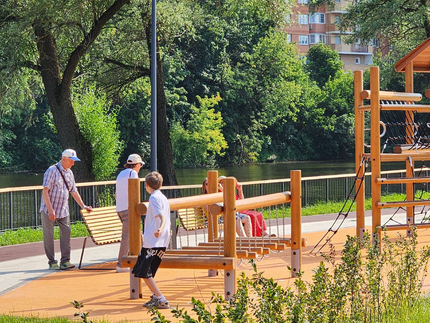 чехов, улица береговая, набережная реки теребенка, день любви семьи и верности, праздник, благоустройство, реконструкция, глава округа михаил собакин, обновление набережной, пешеходные дорожки, детские и спортивные площадки, озеленение, зоны отдыха, госпрограмма московской области, формирование комфортной городской среды,праздничная программа, торжественное открытие,