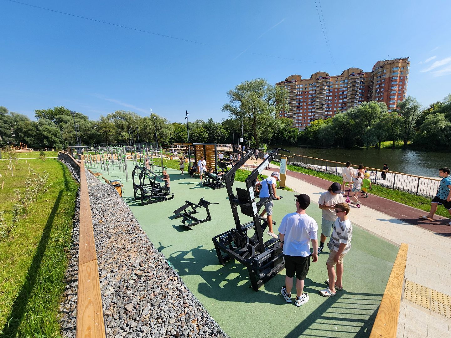 чехов, улица береговая, набережная реки теребенка, день любви семьи и верности, праздник, благоустройство, реконструкция, глава округа михаил собакин, обновление набережной, пешеходные дорожки, детские и спортивные площадки, озеленение, зоны отдыха, госпрограмма московской области, формирование комфортной городской среды,праздничная программа, торжественное открытие,