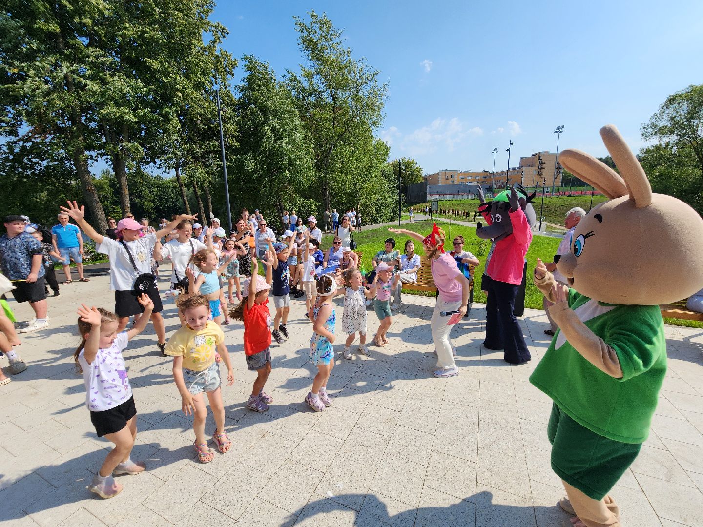 чехов, улица береговая, набережная реки теребенка, день любви семьи и верности, праздник, благоустройство, реконструкция, глава округа михаил собакин, обновление набережной, пешеходные дорожки, детские и спортивные площадки, озеленение, зоны отдыха, госпрограмма московской области, формирование комфортной городской среды,праздничная программа, торжественное открытие,