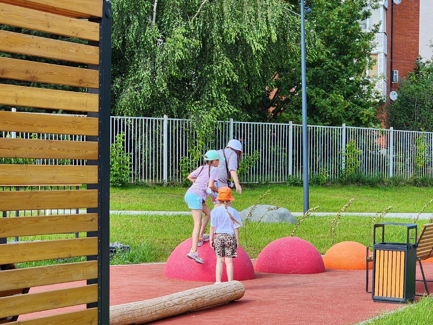 чехов, улица береговая, набережная реки теребенка, благоустройство, реконструкция, обновление, детские игровые площадки, детские комплексы, игровые элементы, зоны отдыха, скамейки и урны, озеленение, пешеходные дорожки, велосипедные дорожки, спортивные площадки, пляж, видеокамеры, госпрограмма московской области, формирование комфортной городской среды,