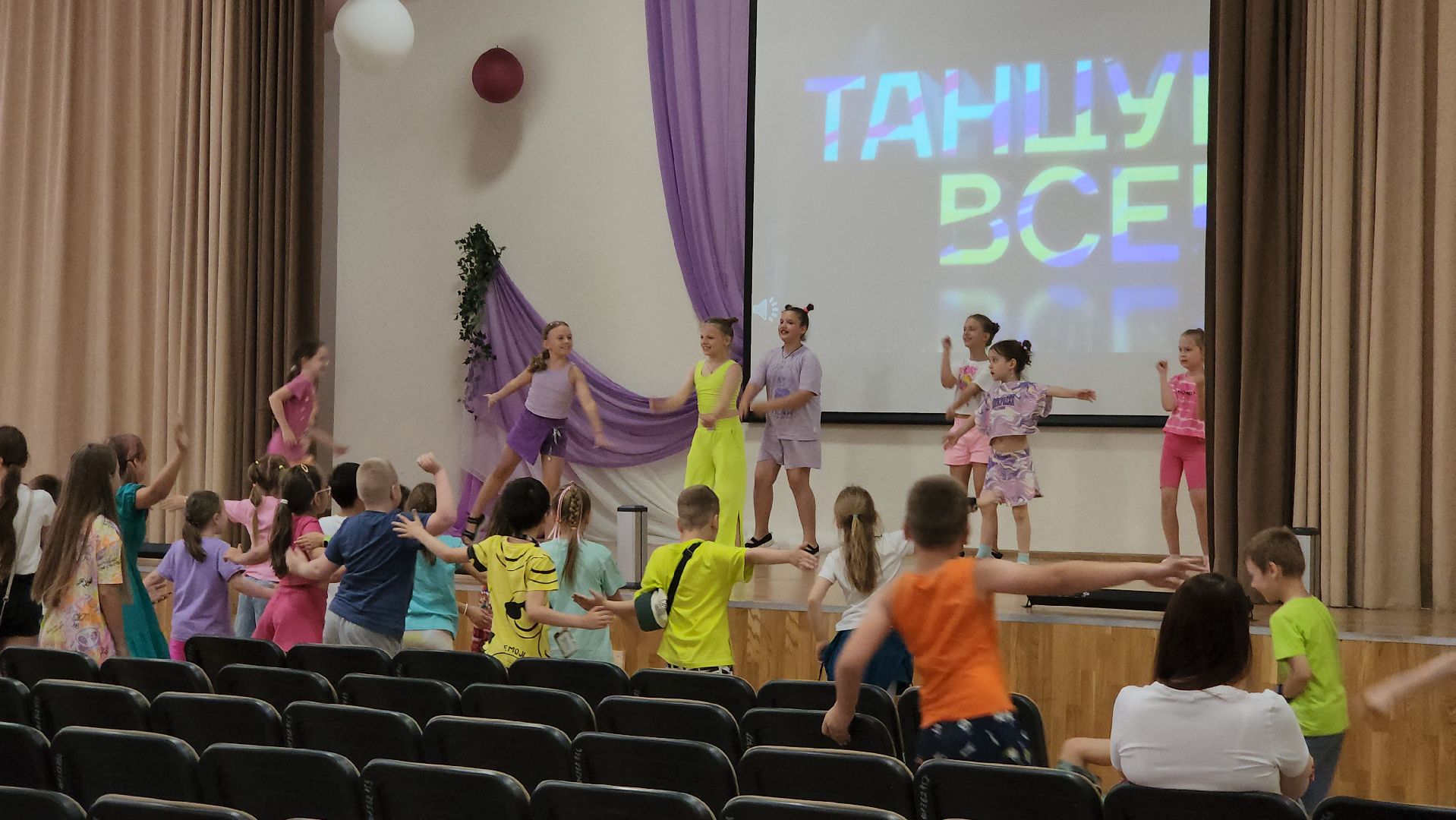 Танцы, Флешмоб, Лобня, закрытие летнего лагеря, летний лагерь,