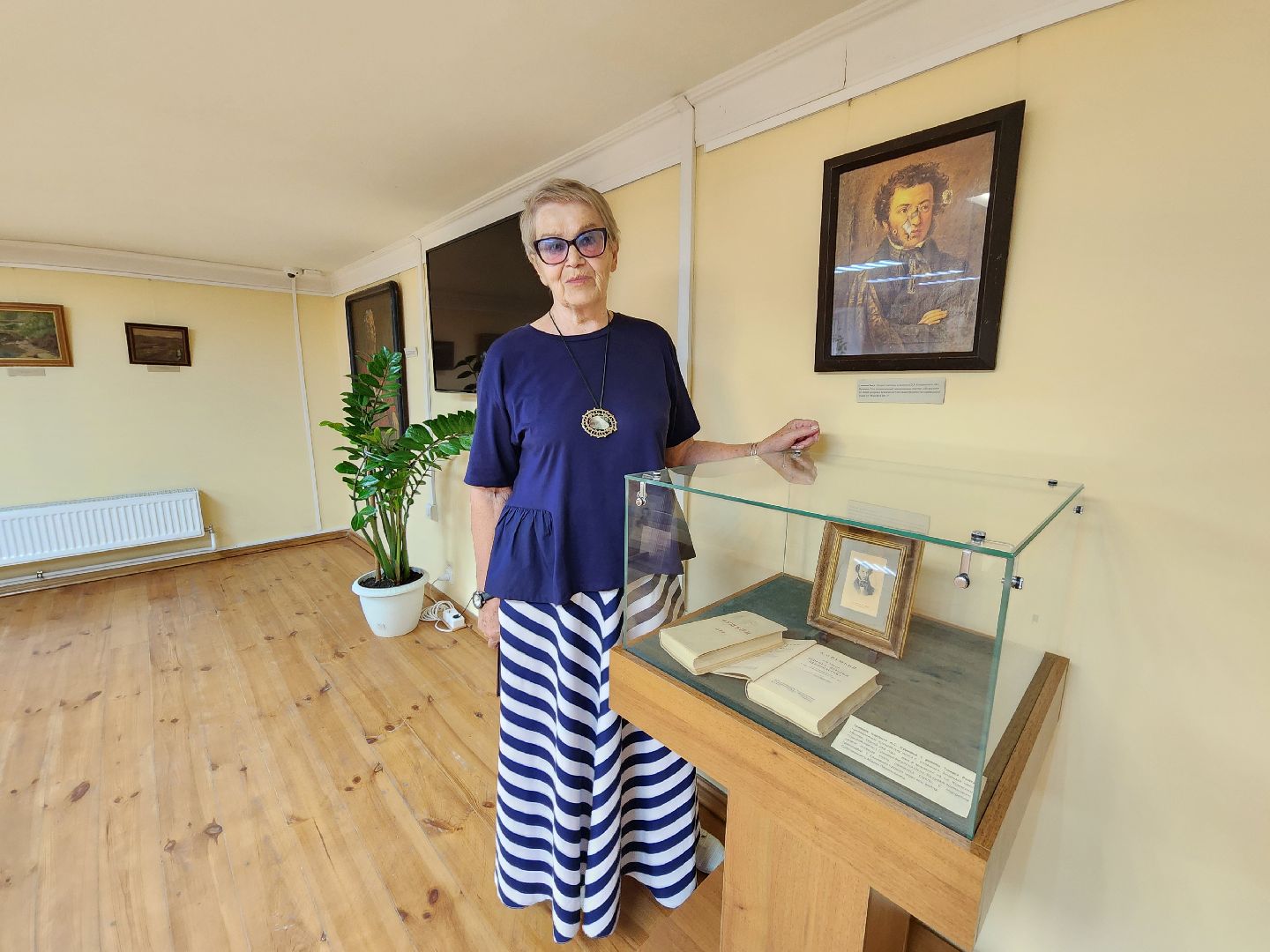 чехов, улица пушкина 10, музей-усадьба лопасня-зачатьевское, выставка, приют сияньем муз одетый, александр пушкин, музей-заповедник михайловское, село тригорское, картины, книги, мебель,  декоративно-прикладное искусство,