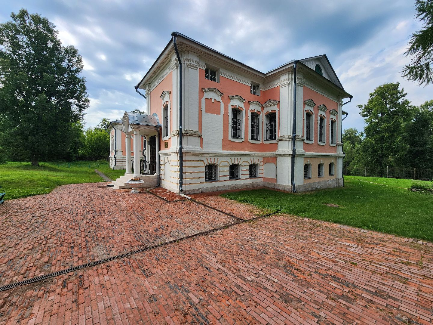 чехов, улица пушкина 10, музей-усадьба лопасня-зачатьевское, выставка, приют сияньем муз одетый, александр пушкин, музей-заповедник михайловское, село тригорское, картины, книги, мебель,  декоративно-прикладное искусство,