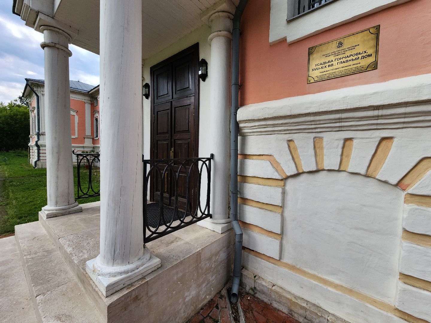 чехов, улица пушкина 10, музей-усадьба лопасня-зачатьевское, выставка, приют сияньем муз одетый, александр пушкин, музей-заповедник михайловское, село тригорское, картины, книги, мебель,  декоративно-прикладное искусство,