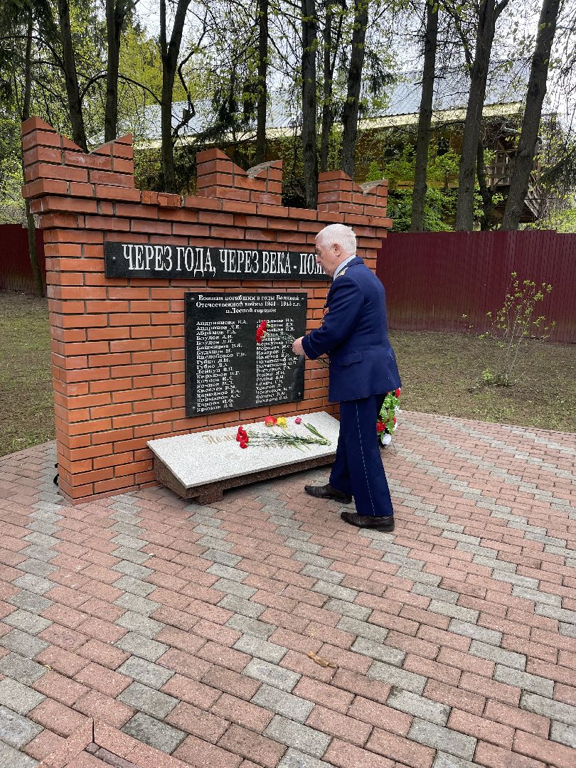 Одинцово, Лесной городок, узники концлагерей, День победы, Памятник, цветы,