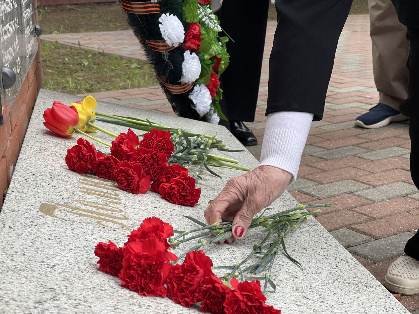 Одинцово, Лесной городок, узники концлагерей, День победы, Памятник, цветы,