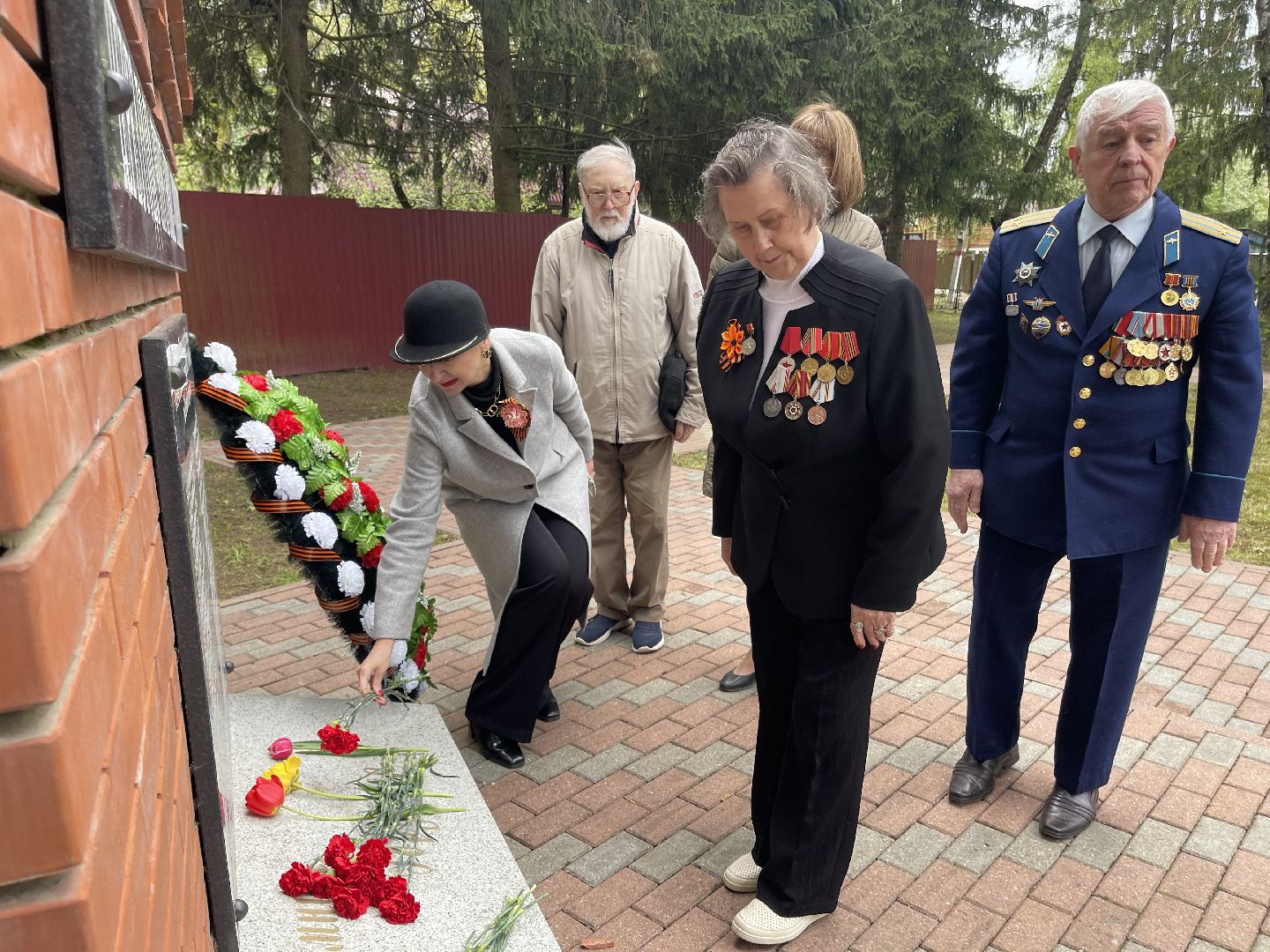 Одинцово, Лесной городок, узники концлагерей, День победы, Памятник, цветы,