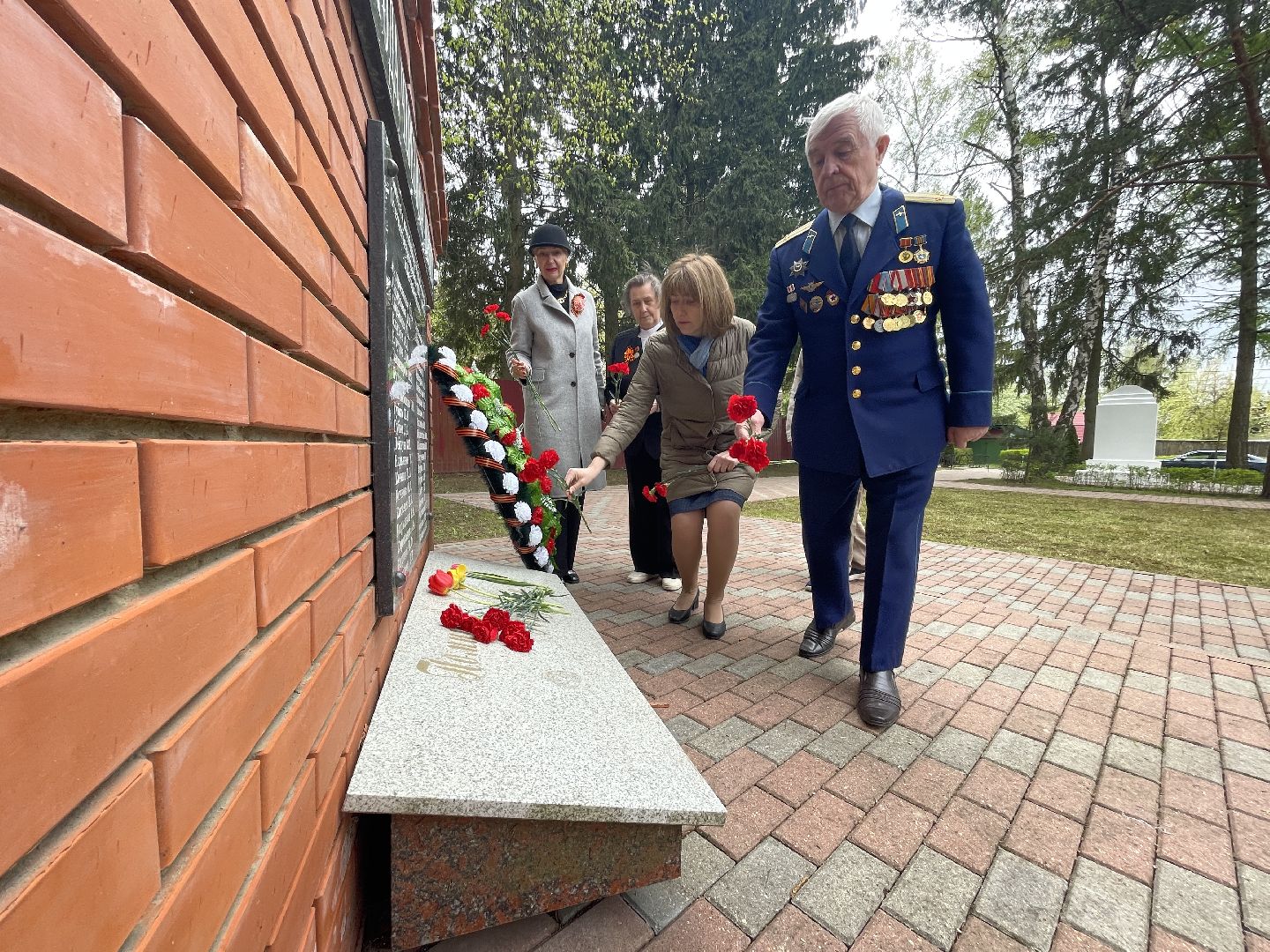 Одинцово, Лесной городок, узники концлагерей, День победы, Памятник, цветы,