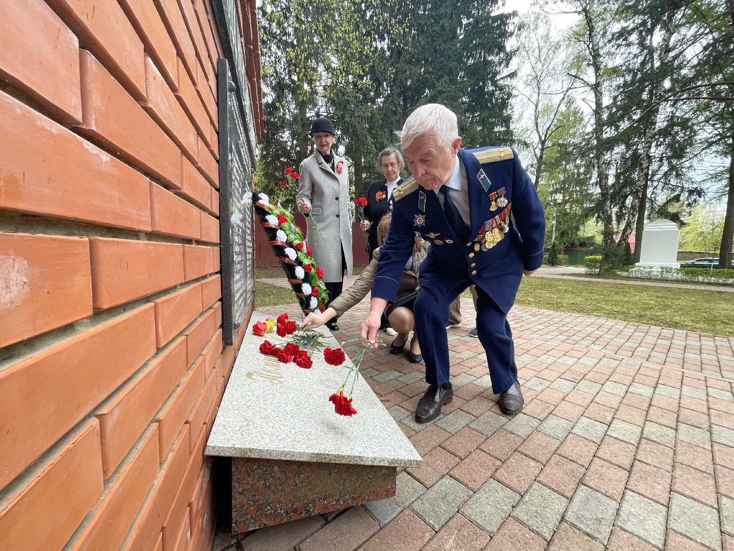 Одинцово, Лесной городок, узники концлагерей, День победы, Памятник, цветы,