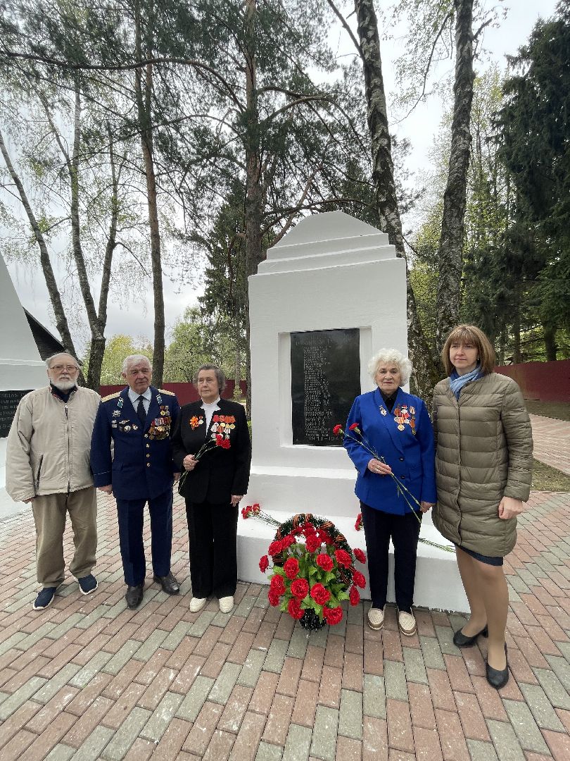 Одинцово, Лесной городок, узники концлагерей, День победы, Памятник, цветы,