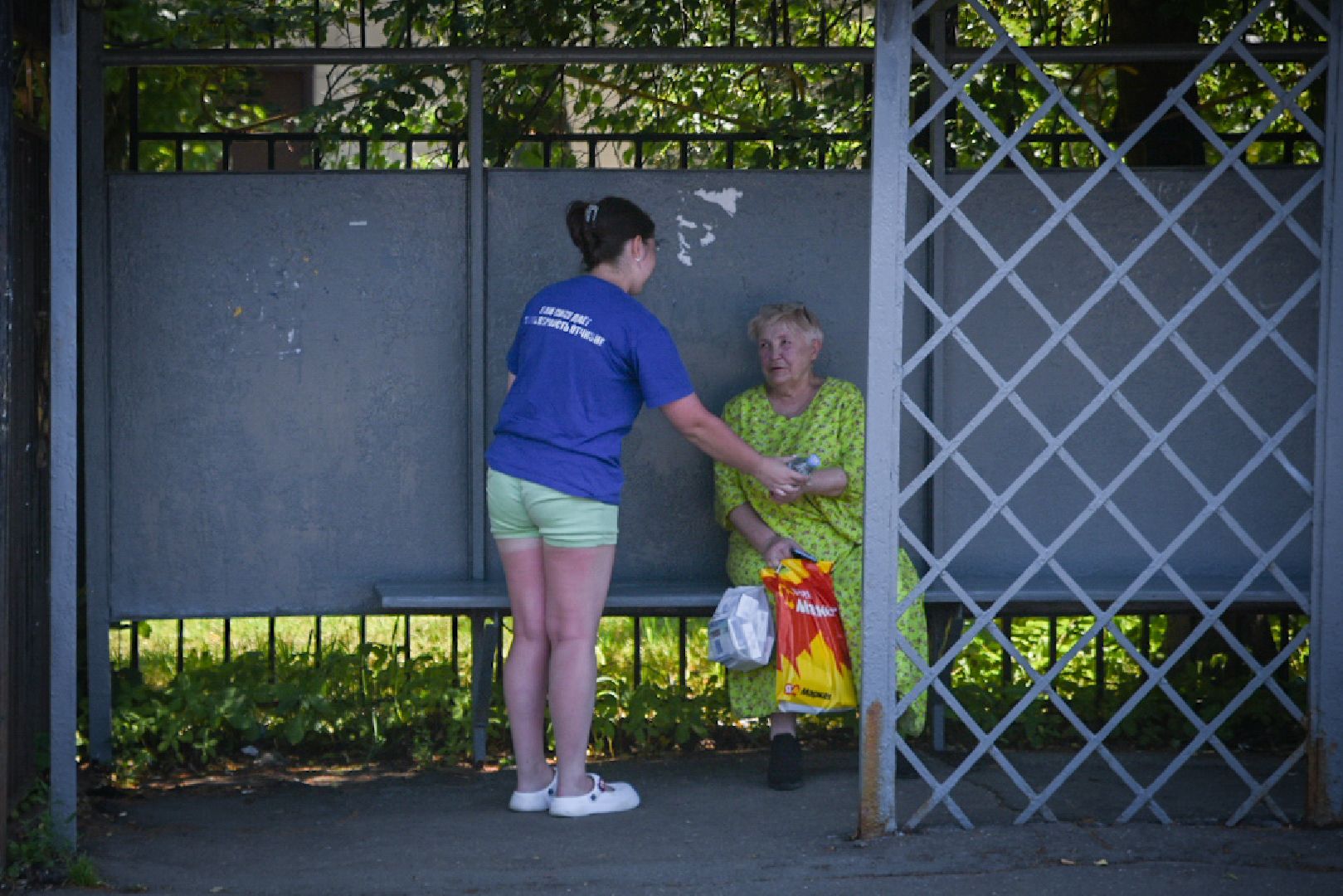 бронницы, раздача питьевой воды в бронницах, жара в бронницах, волонтеры молодой гвардии,
