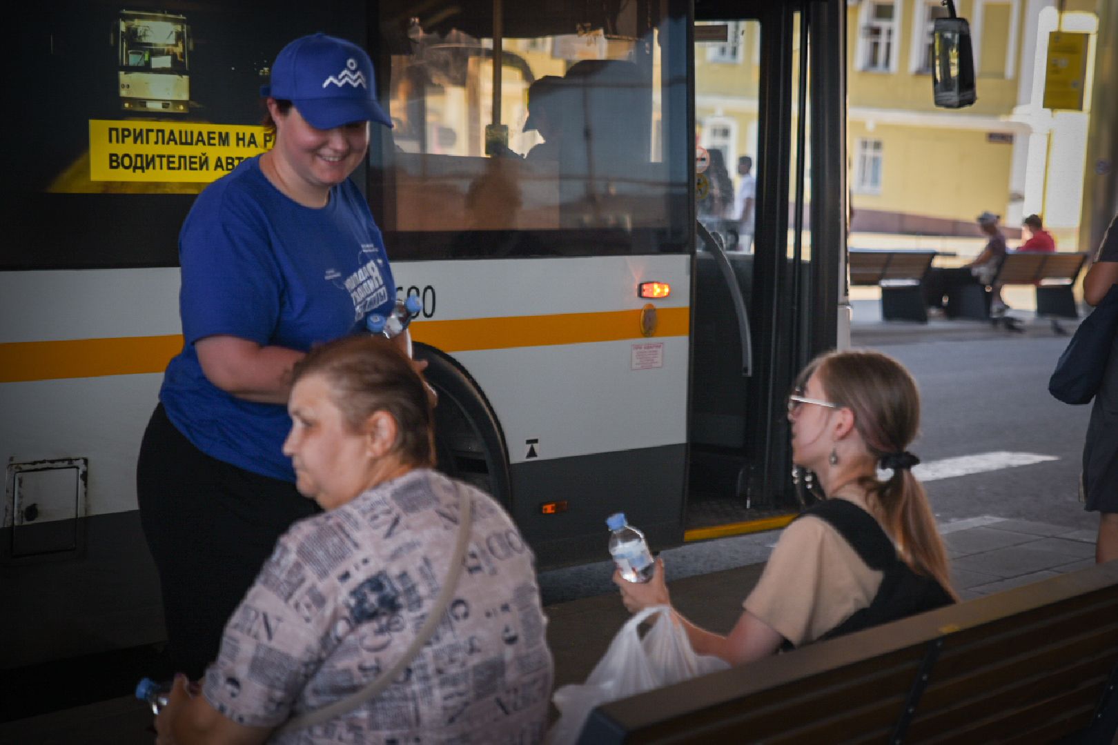 бронницы, раздача питьевой воды в бронницах, жара в бронницах, волонтеры молодой гвардии,