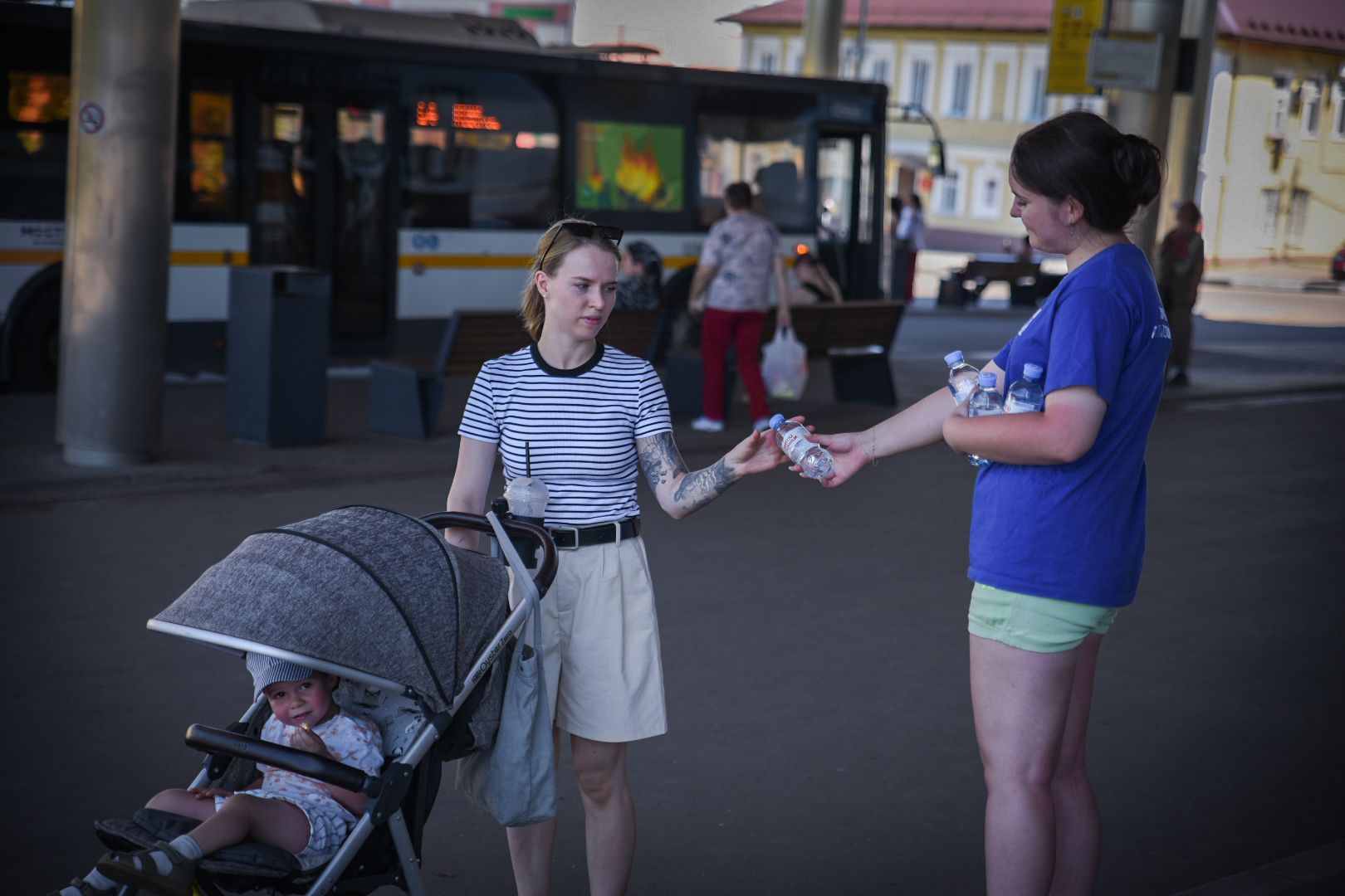 бронницы, раздача питьевой воды в бронницах, жара в бронницах, волонтеры молодой гвардии,