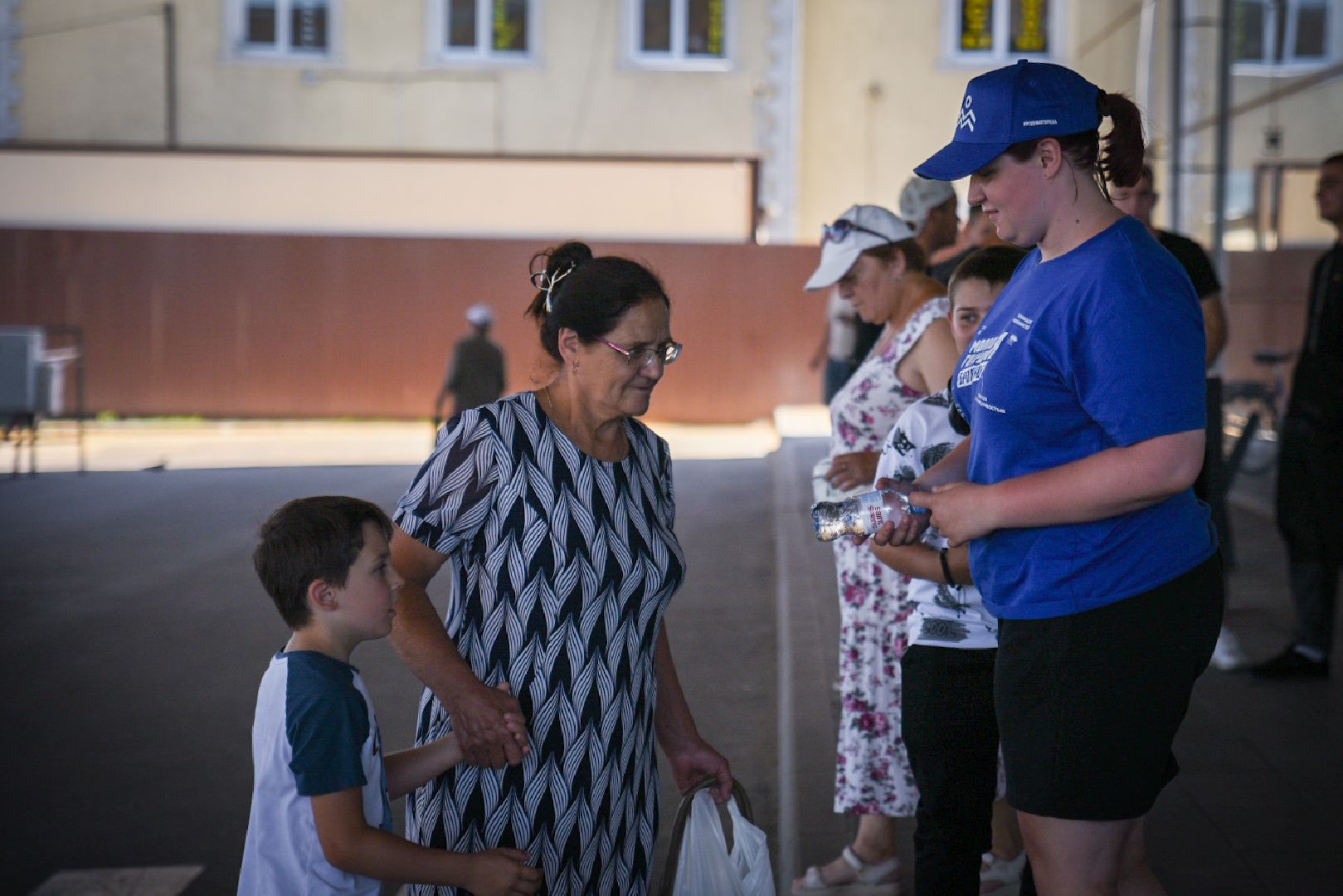 бронницы, раздача питьевой воды в бронницах, жара в бронницах, волонтеры молодой гвардии,