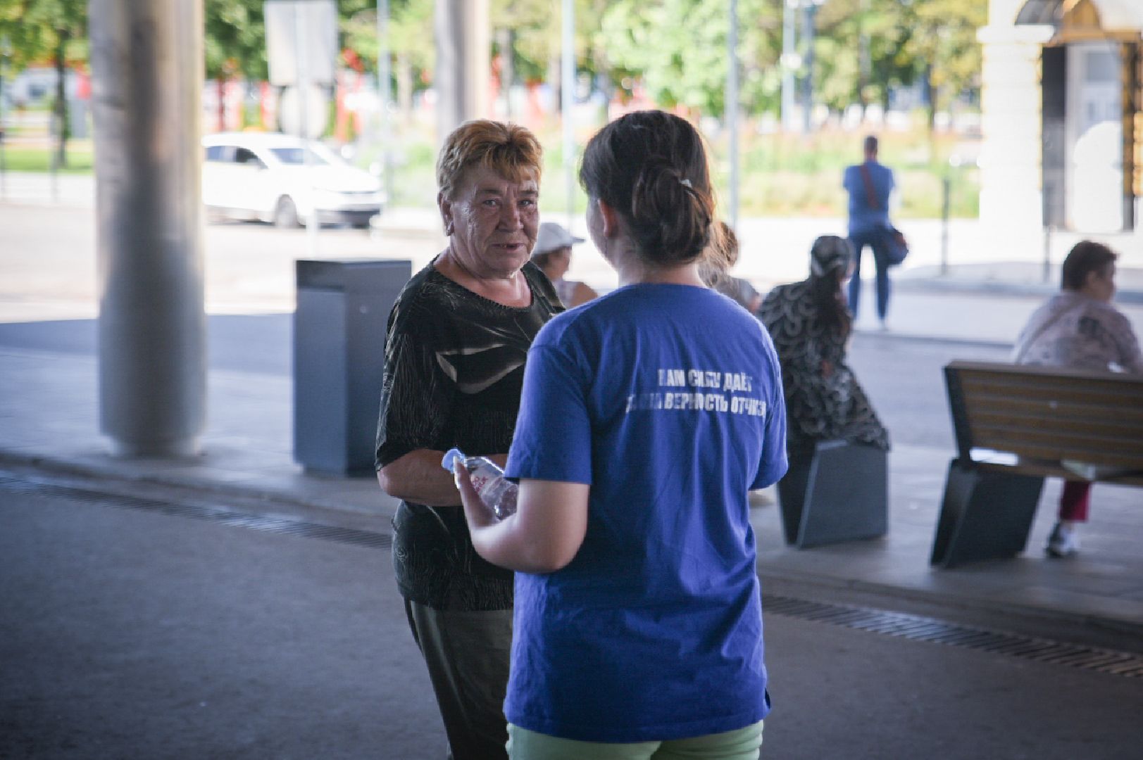бронницы, раздача питьевой воды в бронницах, жара в бронницах, волонтеры молодой гвардии,