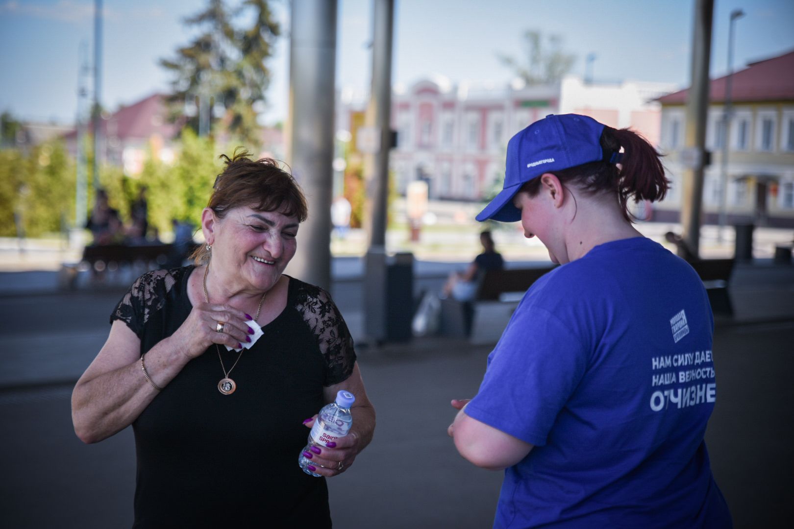 бронницы, раздача питьевой воды в бронницах, жара в бронницах, волонтеры молодой гвардии,
