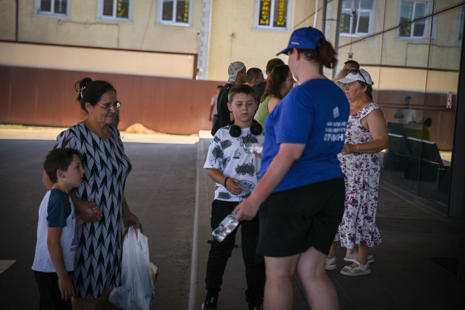 бронницы, раздача питьевой воды в бронницах, жара в бронницах, волонтеры молодой гвардии,