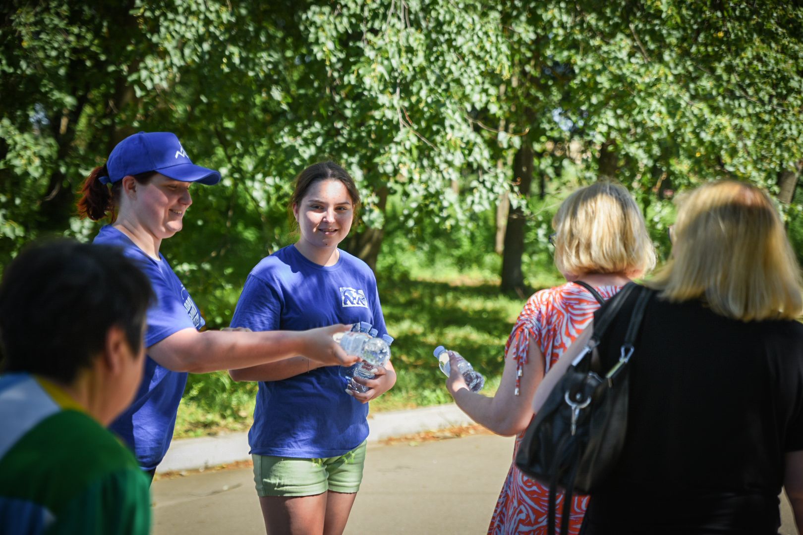 бронницы, раздача питьевой воды в бронницах, жара в бронницах, волонтеры молодой гвардии,