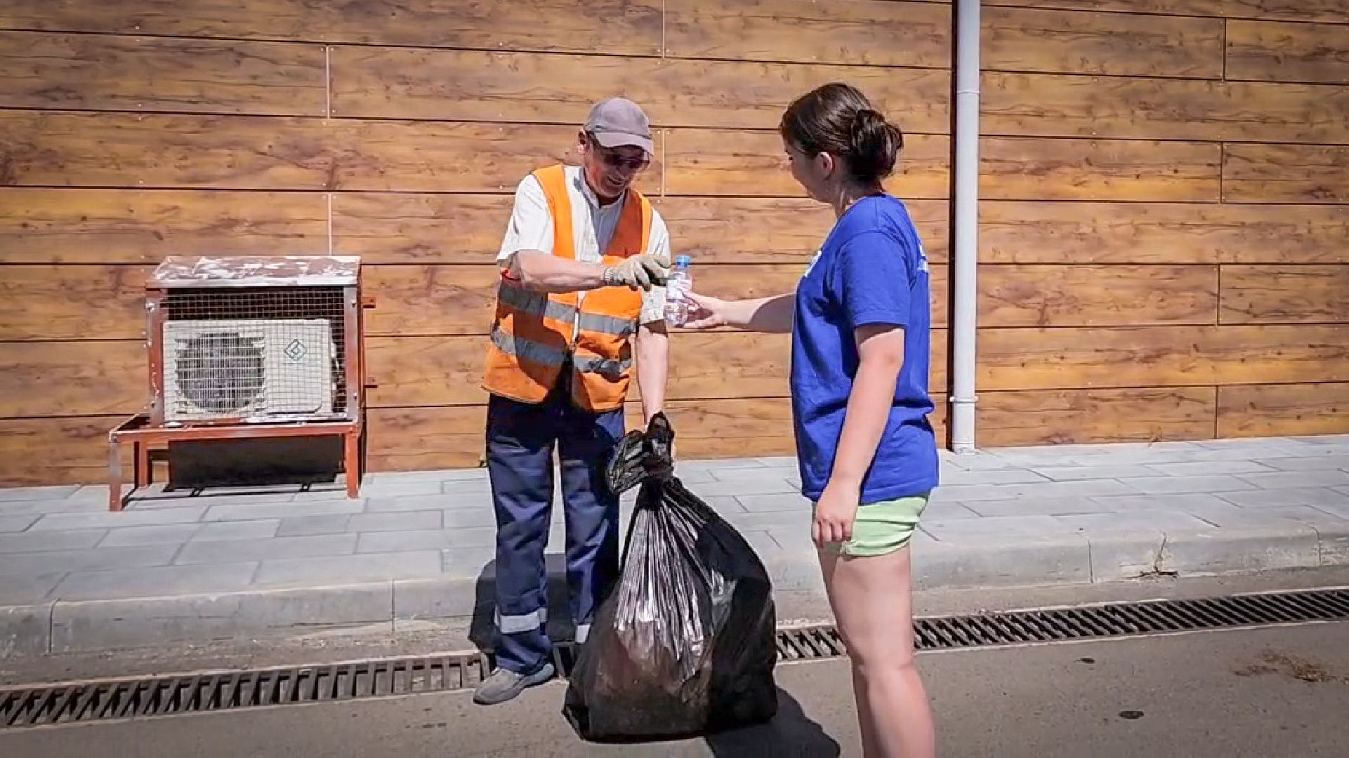 бронницы, раздача питьевой воды в бронницах, жара в бронницах, волонтеры молодой гвардии,