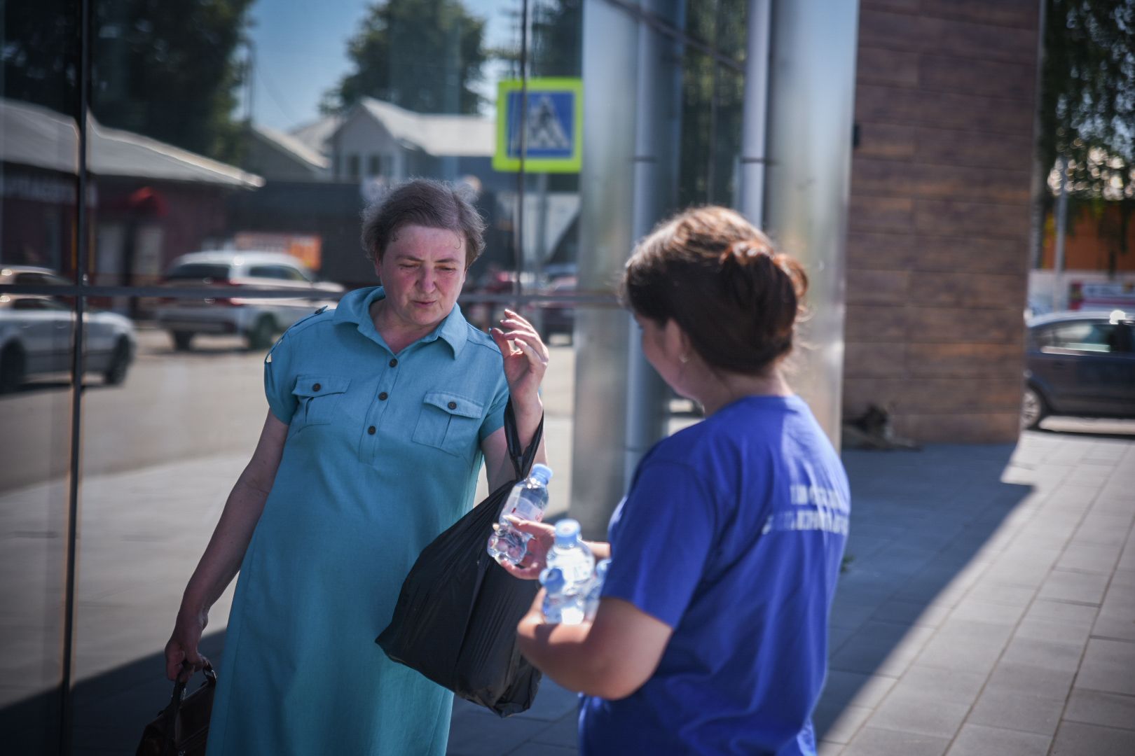 бронницы, раздача питьевой воды в бронницах, жара в бронницах, волонтеры молодой гвардии,
