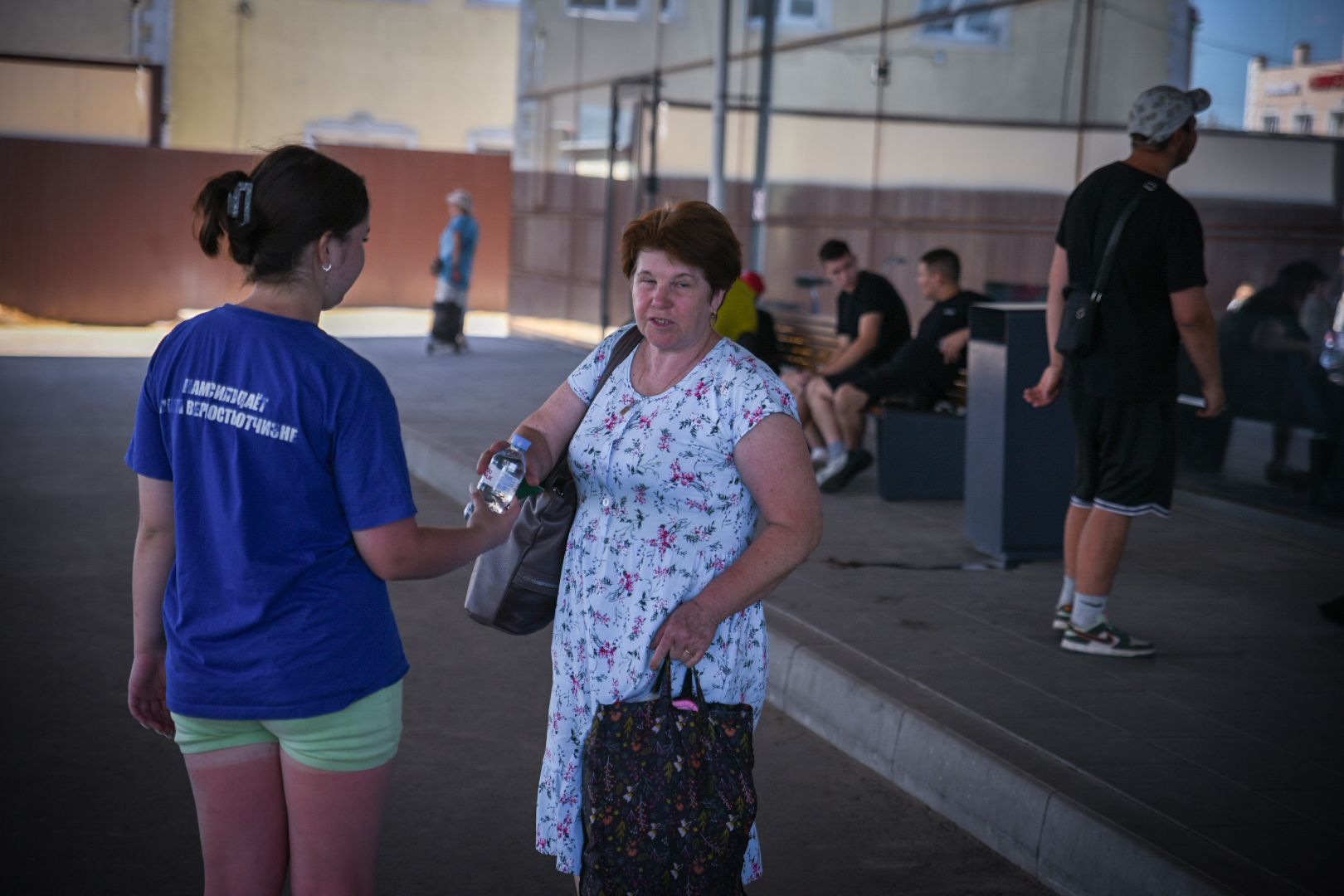 бронницы, раздача питьевой воды в бронницах, жара в бронницах, волонтеры молодой гвардии,
