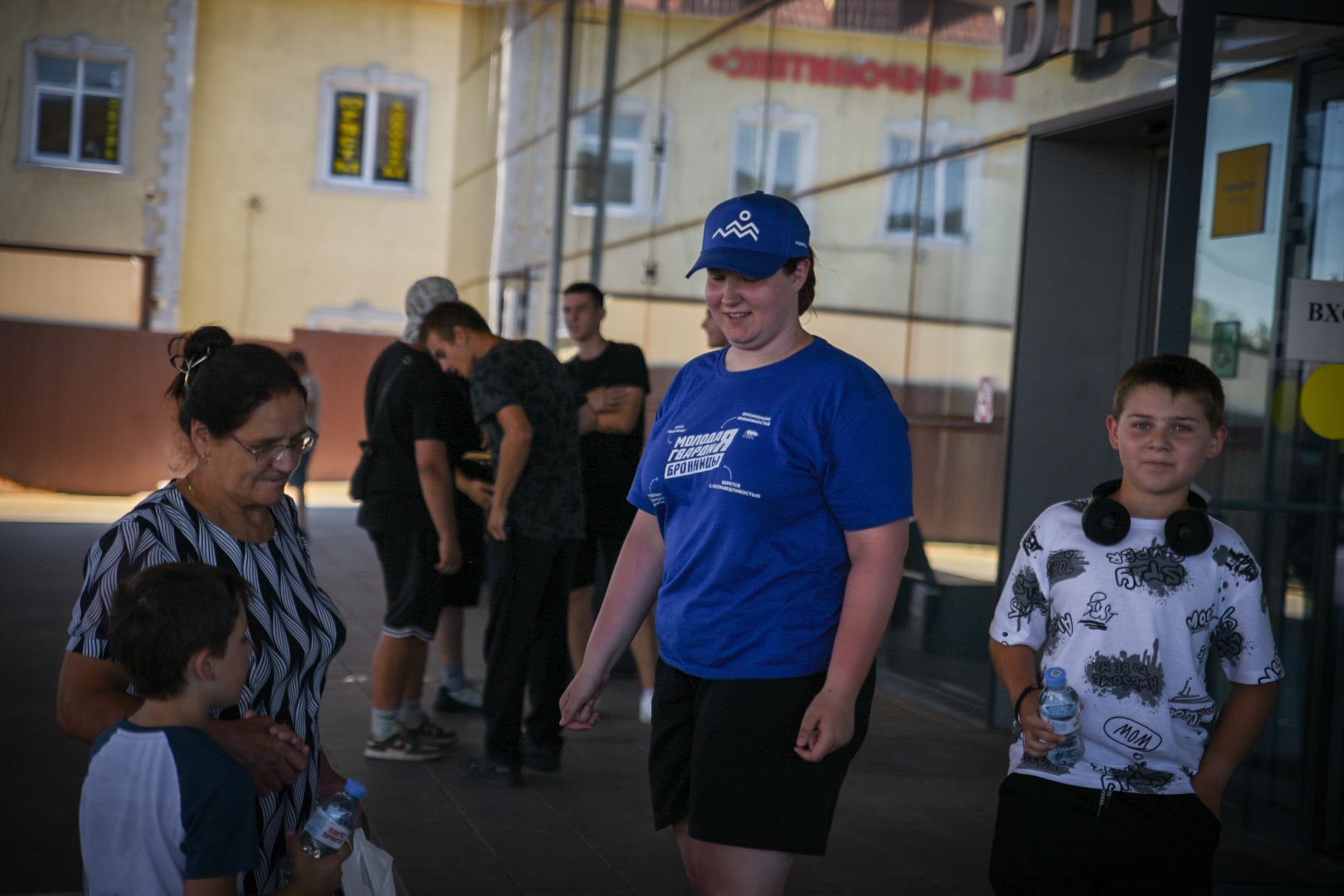бронницы, раздача питьевой воды в бронницах, жара в бронницах, волонтеры молодой гвардии,