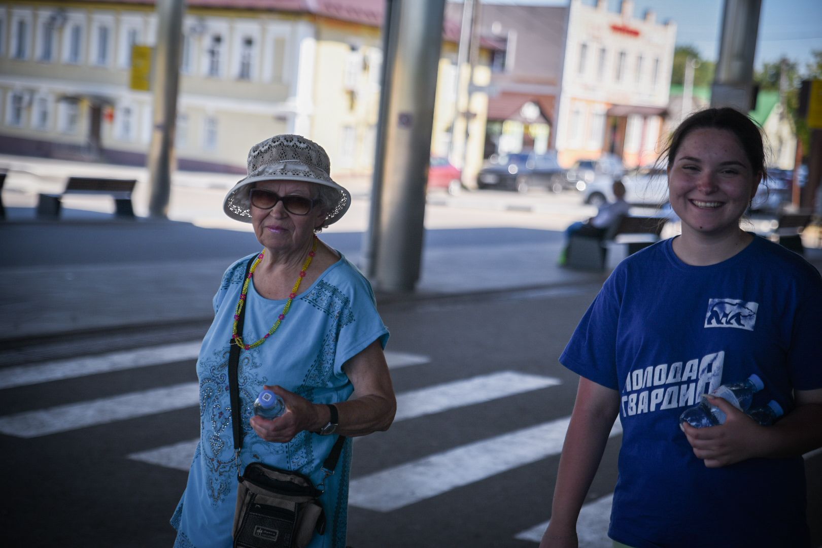 бронницы, раздача питьевой воды в бронницах, жара в бронницах, волонтеры молодой гвардии,