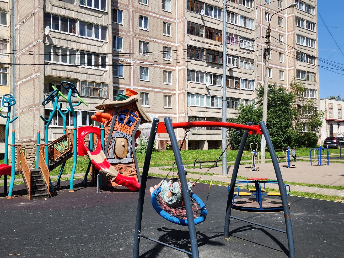чехов,  улица береговая 39, детская площадка, опора освещения, наклонившийся столб, провода над детской площадкой, устранить проблему, мбу чеховское благоустройство, нависающие провода, обращения жителей,
