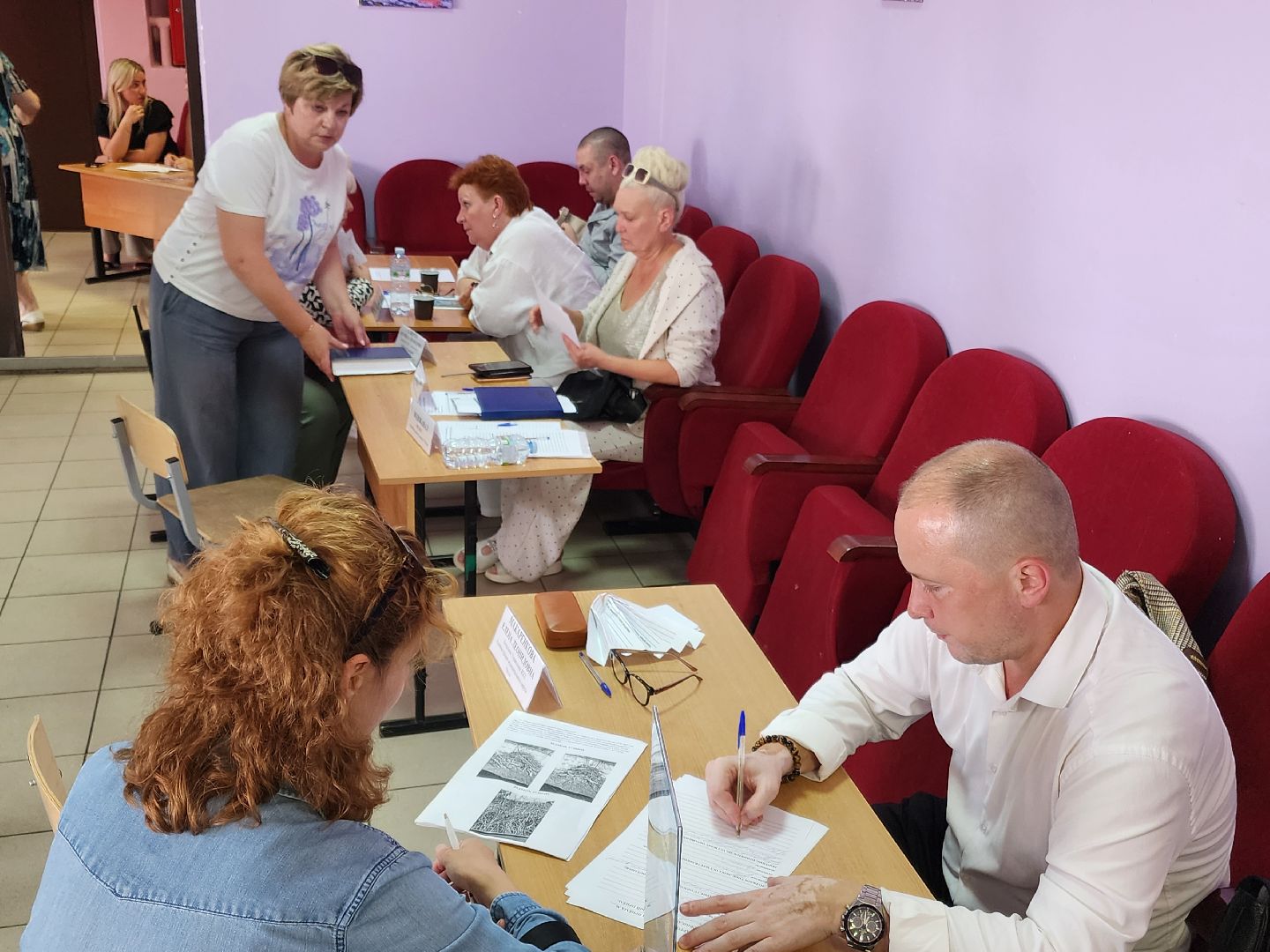 чехов,  выездная администрация, васькино, улица полевая, контейнерная площадка, вывоз мусора, обращение с отходами,  региональный оператор, график вывоза тко, мария стойнова, зам главы округа виталий шишкин,встреча с жителями, обращения граждан,