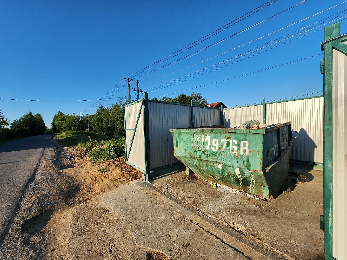 чехов,  выездная администрация, васькино, улица полевая, контейнерная площадка, вывоз мусора, обращение с отходами,  региональный оператор, график вывоза тко, мария стойнова, зам главы округа виталий шишкин,встреча с жителями, обращения граждан,