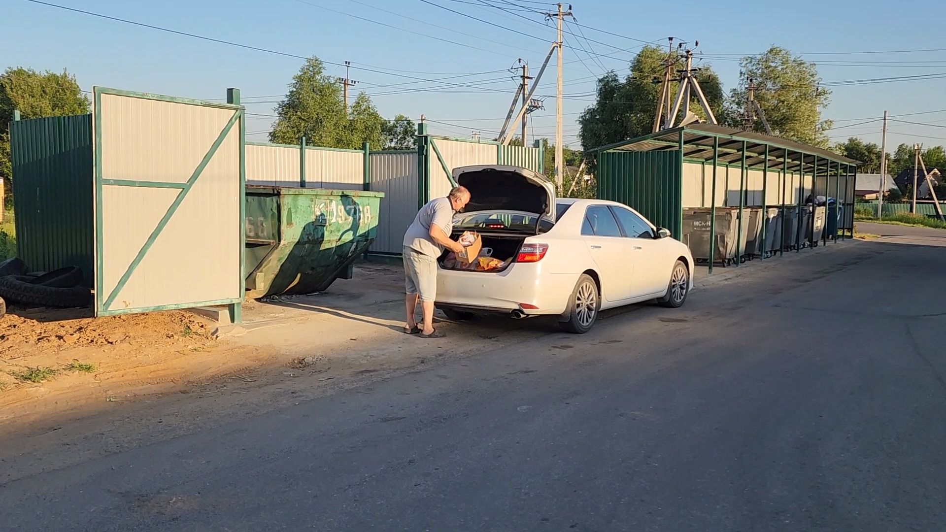 чехов,  выездная администрация, васькино, улица полевая, контейнерная площадка, вывоз мусора, обращение с отходами,  региональный оператор, график вывоза тко, мария стойнова, зам главы округа виталий шишкин,встреча с жителями, обращения граждан,