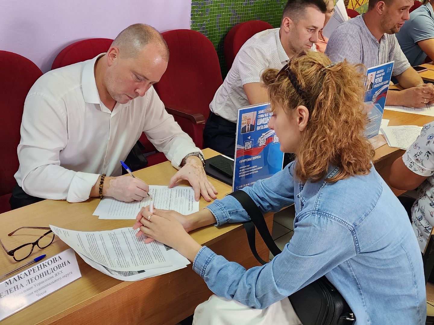 чехов,  выездная администрация, васькино, улица полевая, контейнерная площадка, вывоз мусора, обращение с отходами,  региональный оператор, график вывоза тко, мария стойнова, зам главы округа виталий шишкин,встреча с жителями, обращения граждан,