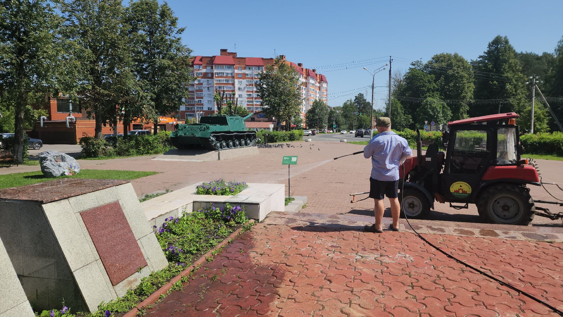 красноармейск, городской округ пушкинский, поливальная машина, жара, клумбы,