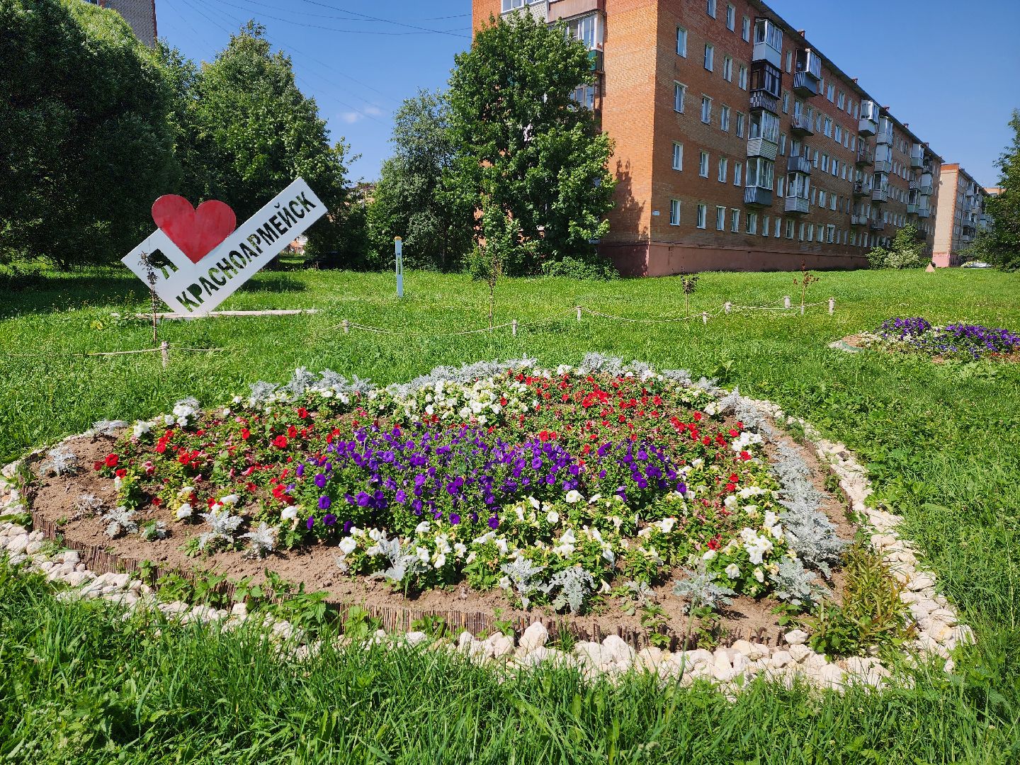 красноармейск, городской округ пушкинский, поливальная машина, жара, клумбы,