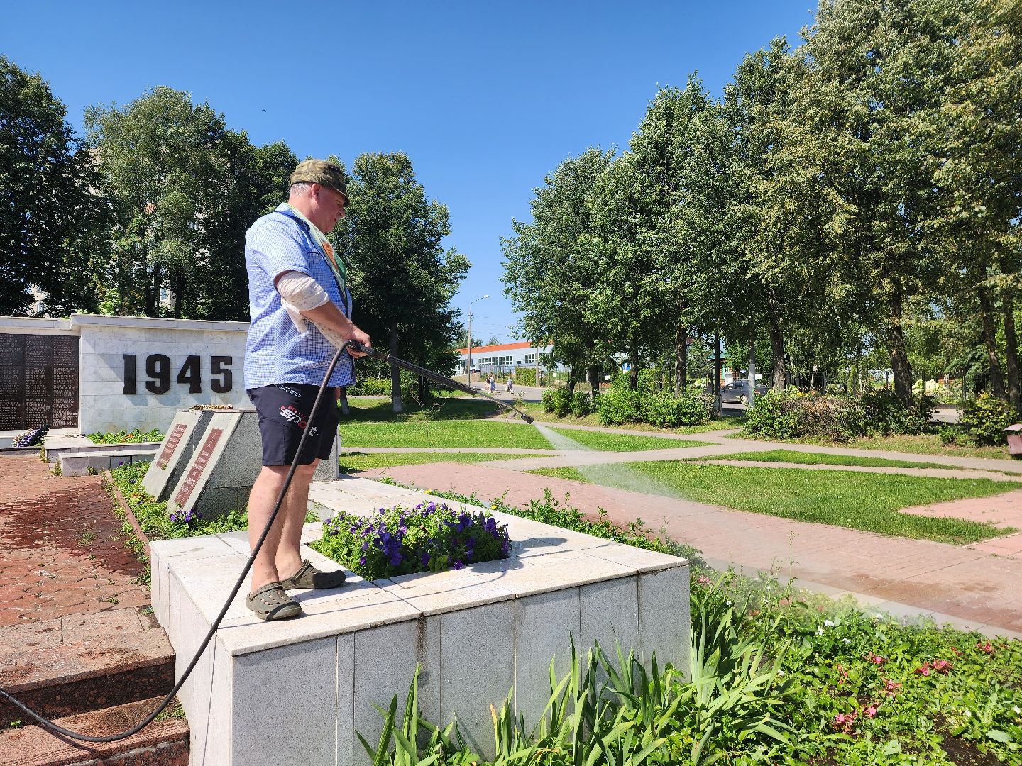 красноармейск, городской округ пушкинский, поливальная машина, жара, клумбы,