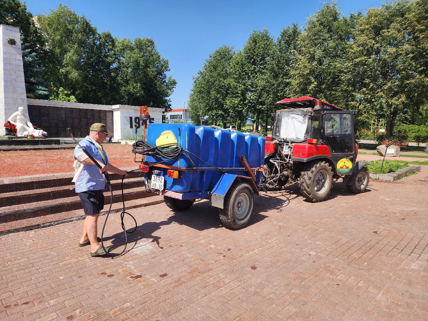 красноармейск, городской округ пушкинский, поливальная машина, жара, клумбы,