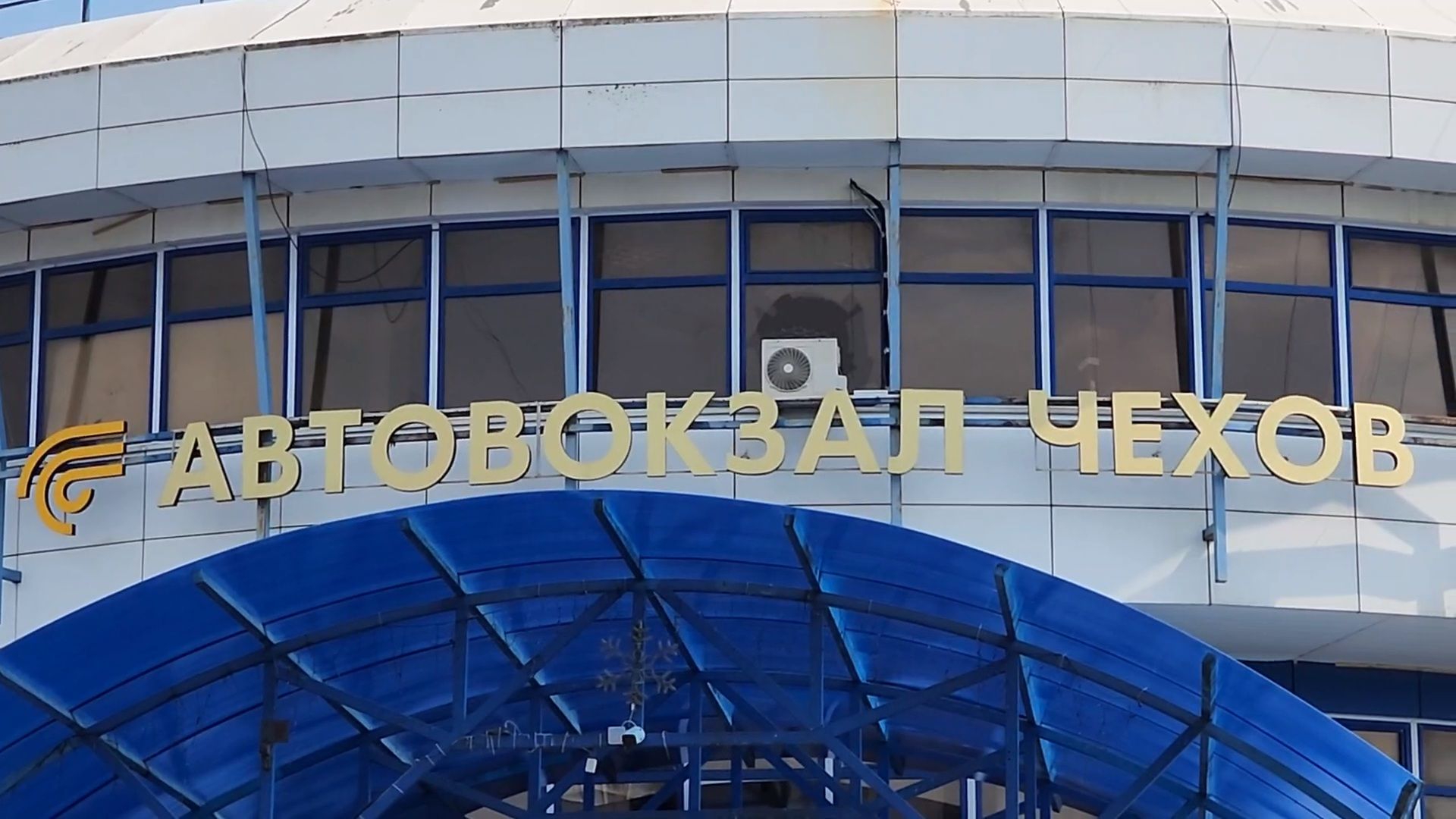 чехов, привокзальная площадь, мосавтодор, уборка площади, очистка от мусора, увлажнение проезжей части, спецтехника, содержание территорий, мбу чеховское благоустройство,