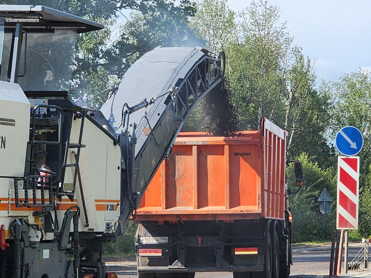 чехов, деревня манушкино, старое симферопольское шоссе, дорожный ремонт, капремонт проезжей части, замена асфальта, удаление старого покрытия, фрезерная машина, самосвалы, госпрограмма московской области, развитие дорожного комплекса,