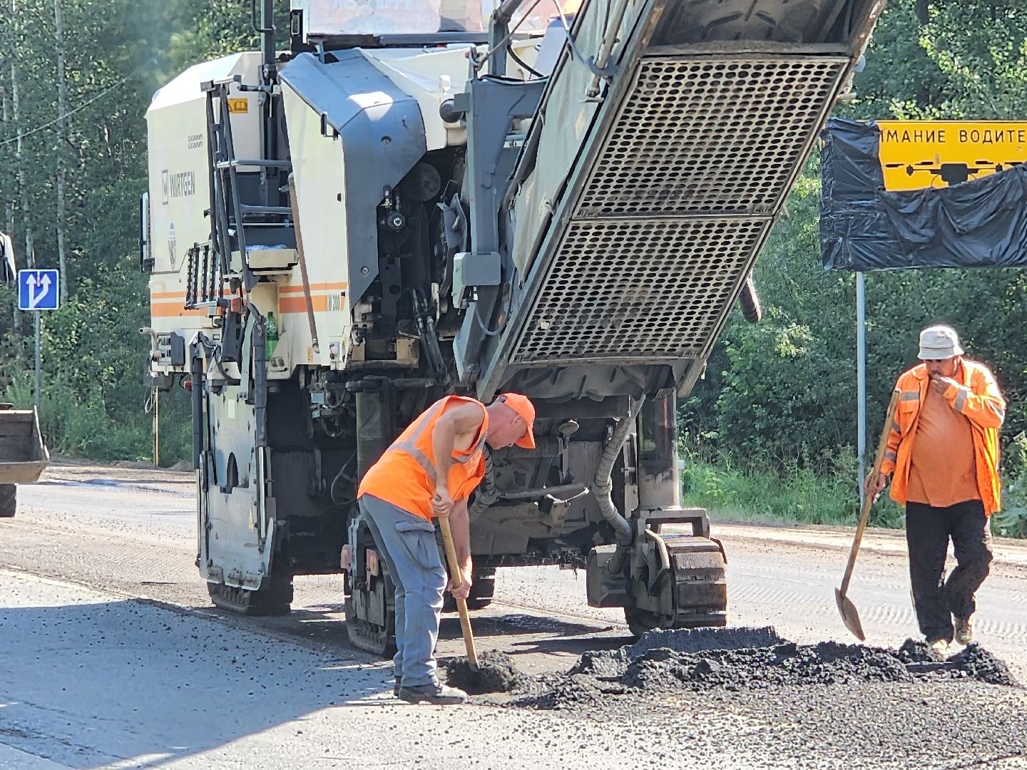 чехов, деревня манушкино, старое симферопольское шоссе, дорожный ремонт, капремонт проезжей части, замена асфальта, удаление старого покрытия, фрезерная машина, самосвалы, госпрограмма московской области, развитие дорожного комплекса,