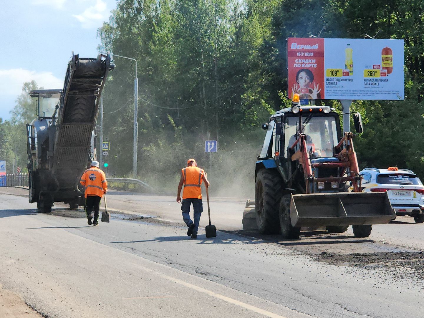 чехов, деревня манушкино, старое симферопольское шоссе, дорожный ремонт, капремонт проезжей части, замена асфальта, удаление старого покрытия, фрезерная машина, самосвалы, госпрограмма московской области, развитие дорожного комплекса,
