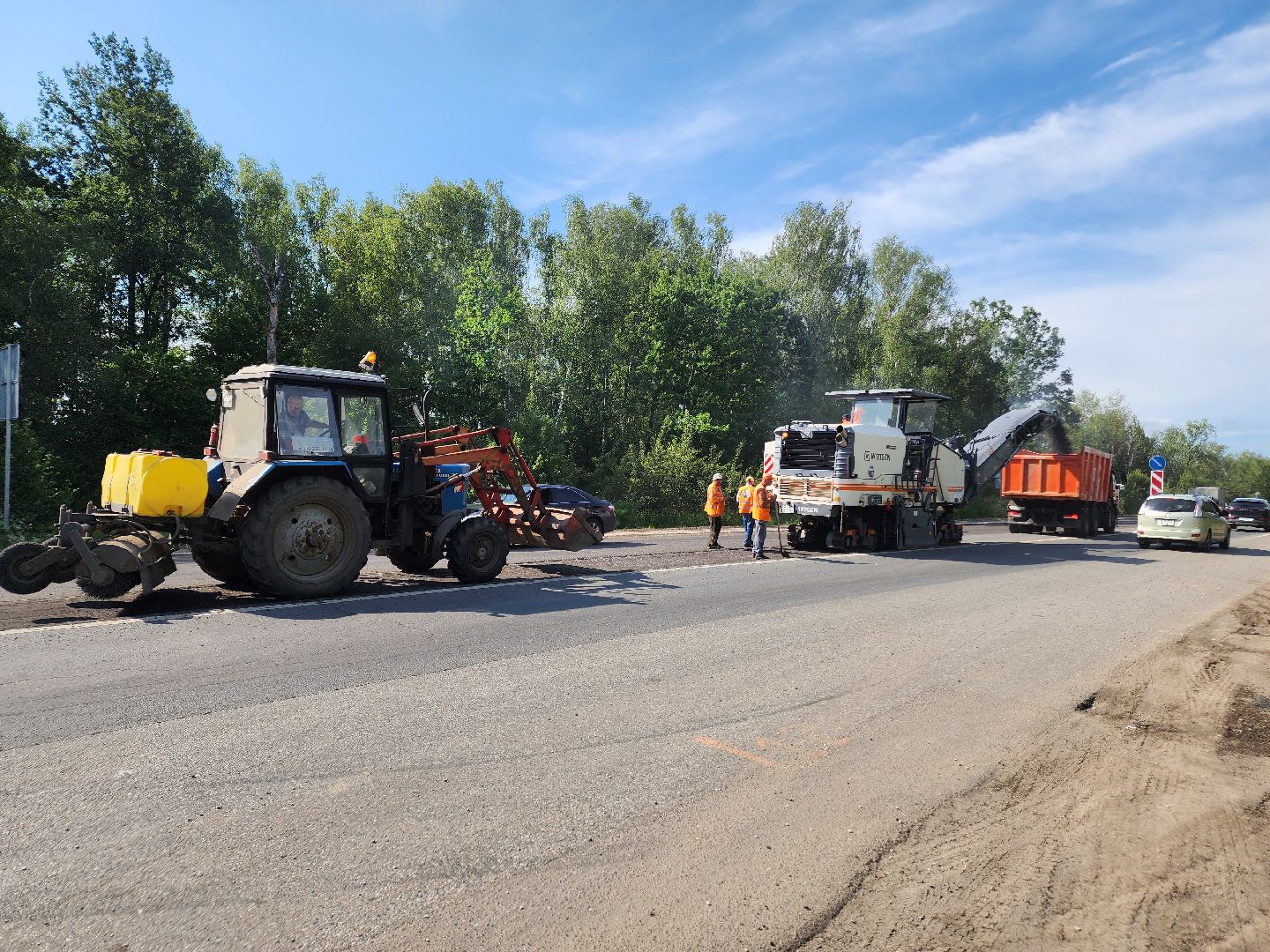 чехов, деревня манушкино, старое симферопольское шоссе, дорожный ремонт, капремонт проезжей части, замена асфальта, удаление старого покрытия, фрезерная машина, самосвалы, госпрограмма московской области, развитие дорожного комплекса,