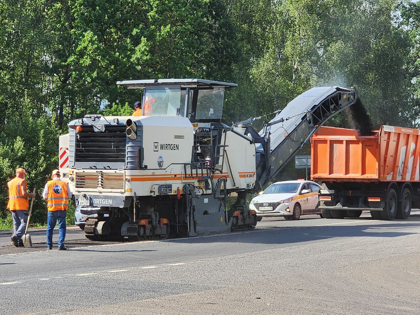чехов, деревня манушкино, старое симферопольское шоссе, дорожный ремонт, капремонт проезжей части, замена асфальта, удаление старого покрытия, фрезерная машина, самосвалы, госпрограмма московской области, развитие дорожного комплекса,