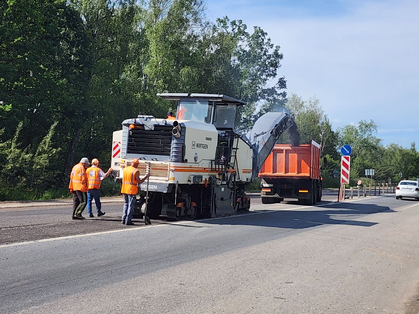 чехов, деревня манушкино, старое симферопольское шоссе, дорожный ремонт, капремонт проезжей части, замена асфальта, удаление старого покрытия, фрезерная машина, самосвалы, госпрограмма московской области, развитие дорожного комплекса,