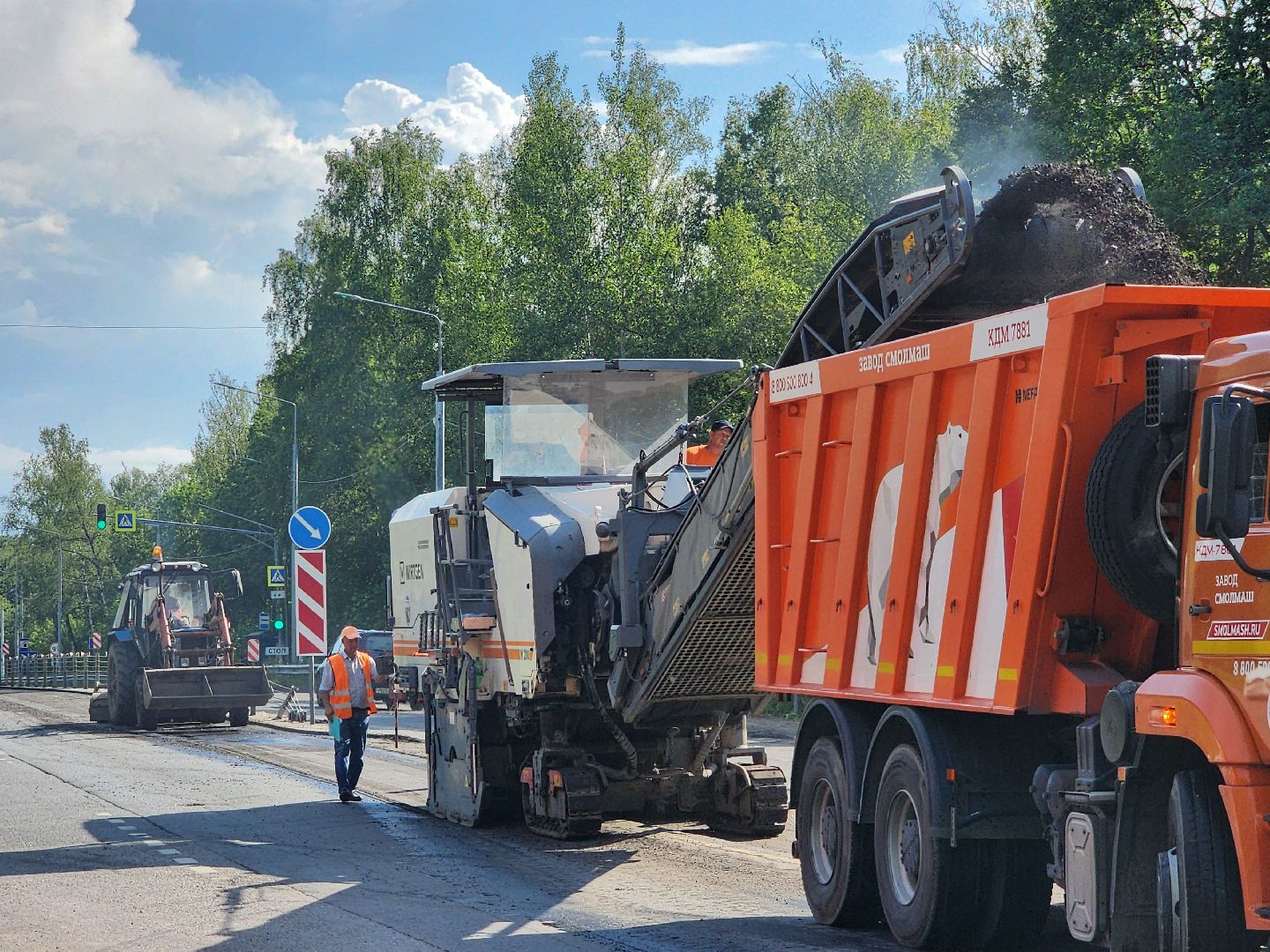 чехов, деревня манушкино, старое симферопольское шоссе, дорожный ремонт, капремонт проезжей части, замена асфальта, удаление старого покрытия, фрезерная машина, самосвалы, госпрограмма московской области, развитие дорожного комплекса,