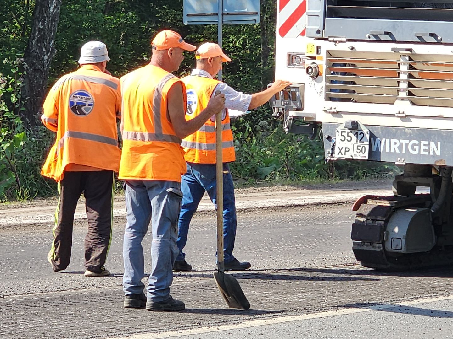 чехов, деревня манушкино, старое симферопольское шоссе, дорожный ремонт, капремонт проезжей части, замена асфальта, удаление старого покрытия, фрезерная машина, самосвалы, госпрограмма московской области, развитие дорожного комплекса,
