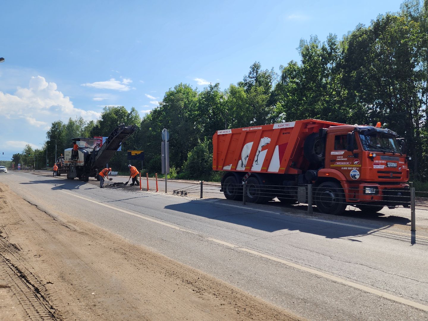чехов, деревня манушкино, старое симферопольское шоссе, дорожный ремонт, капремонт проезжей части, замена асфальта, удаление старого покрытия, фрезерная машина, самосвалы, госпрограмма московской области, развитие дорожного комплекса,