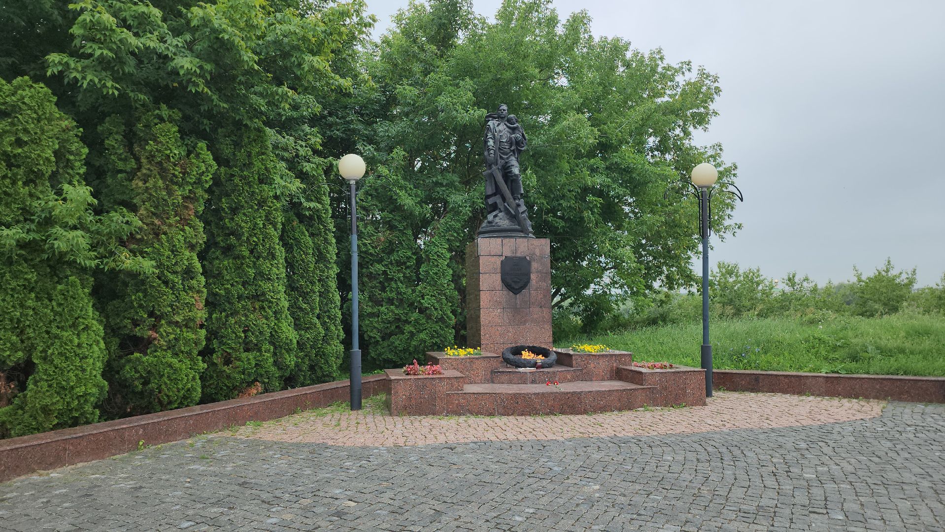 серпухов, подмосковье, уборка памятников,великая отечественная война, мемориал героям великой отечественной войны,